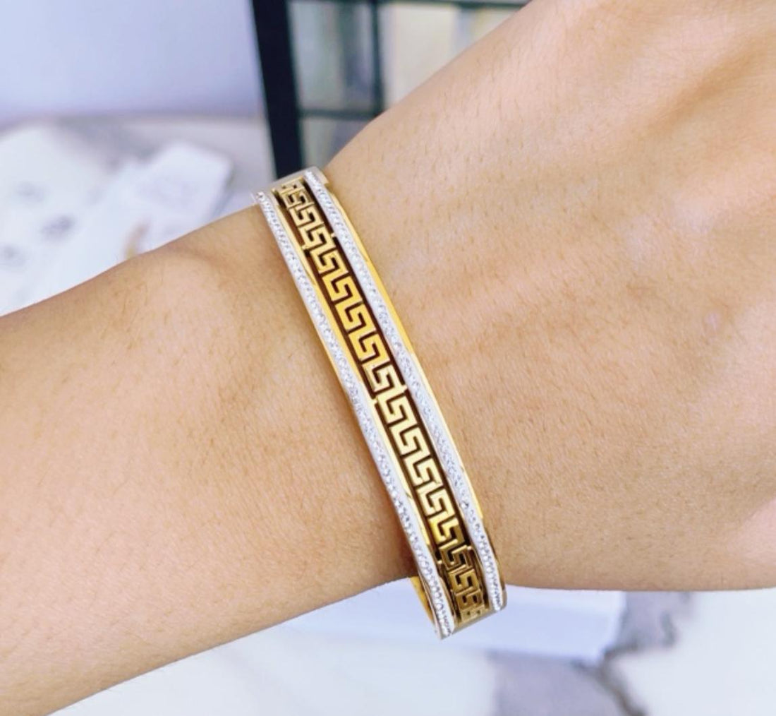Water proof hollow out wall patte luxury Bangle